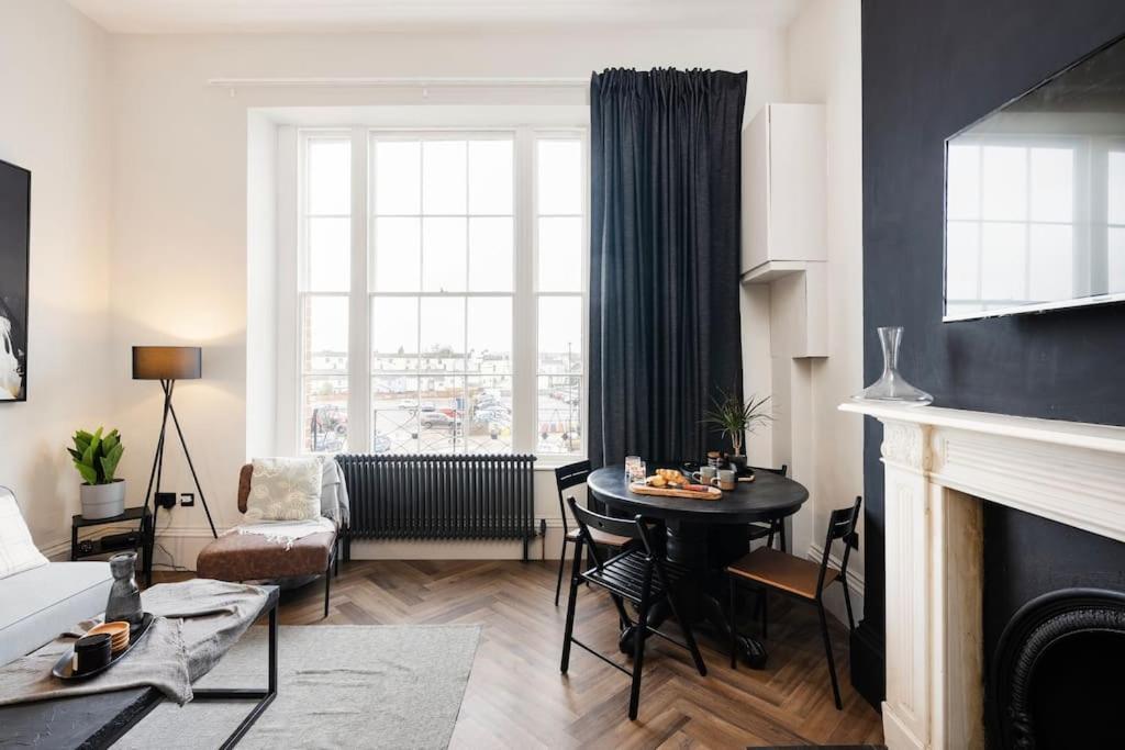 High End Free Parking Wifi Balcony Ensuite Челтнем Екстер'єр фото
